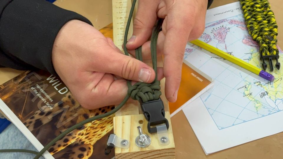 В Луганске прошел мастер-класс для школьников по изготовлению тактических браслетов В Луганске прошел мастер-класс для школьников по изготовлению тактических браслетов