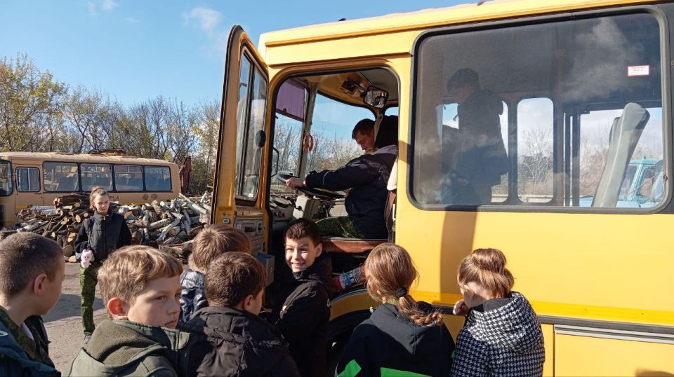 Кадеты Краснолучской школы №11 побывали в гостях у дорожников Кадеты Краснолучской школы №11 побывали в гостях у дорожников