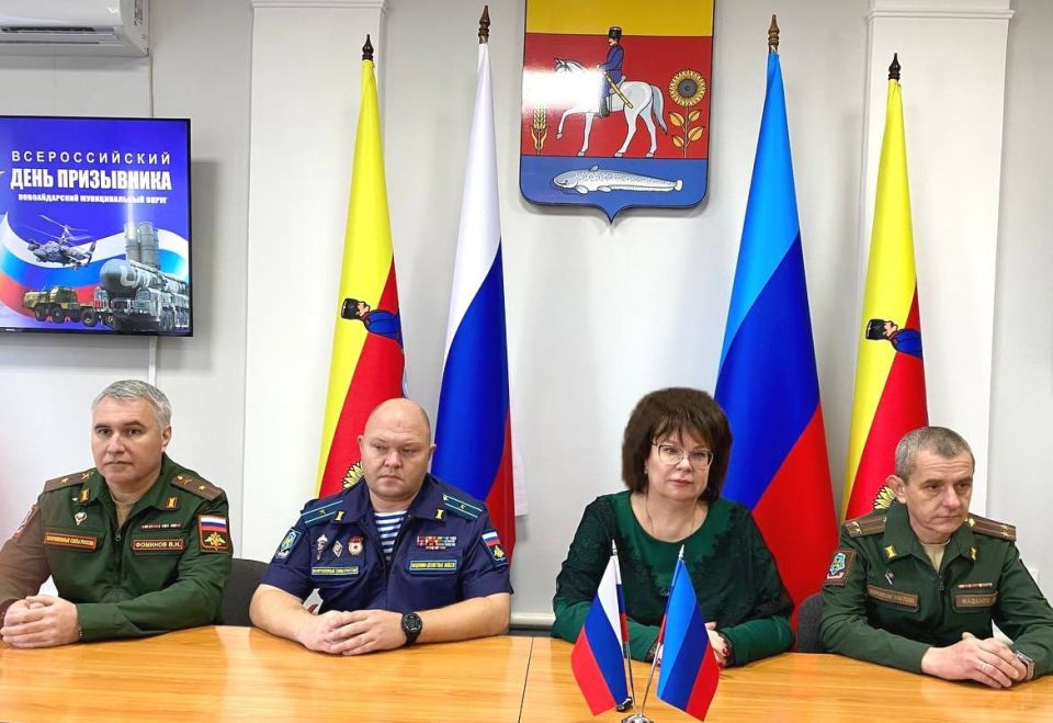 Марина Филиппова: Сегодня, в честь Дня призывника, вместе с военным комиссаром Вячеславом Мадановым, благочинным Новоайдарского округа, протоиереем Евгением Рогозинским, а также сотрудниками комиссариата и представителями...