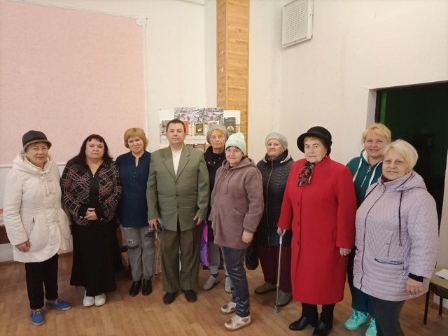 В рамках Года защитника Отечества и 80-летия Великой Победы в литературной гостиной МБУК «Центральная библиотека города Рубежное» состоялась литературная встреча «Писатели, воевавшие и писавшие о войне» В рамках Года защитника Отечества и 80-летия Великой Победы в литературной гостиной МБУК «Центральная библиотека города Рубежное» состоялась литературная встреча «Писатели, воевавшие и писавшие о войне»