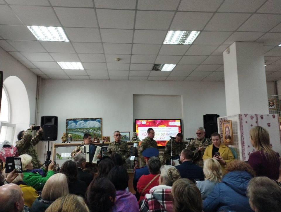 Участницы проекта "В творчестве общение - для души исцеление" в Луганском центре народного творчества посетили "Осеннюю ярмарку чудес" - выставку, посвященную Дню казачества ЛНР и православному празднику Покрова Пресвятой...