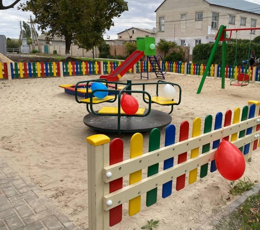 Работа тамбовских специалистов по благоустройству территорий в Новоайдаре продолжается Работа тамбовских специалистов по благоустройству территорий в Новоайдаре продолжается