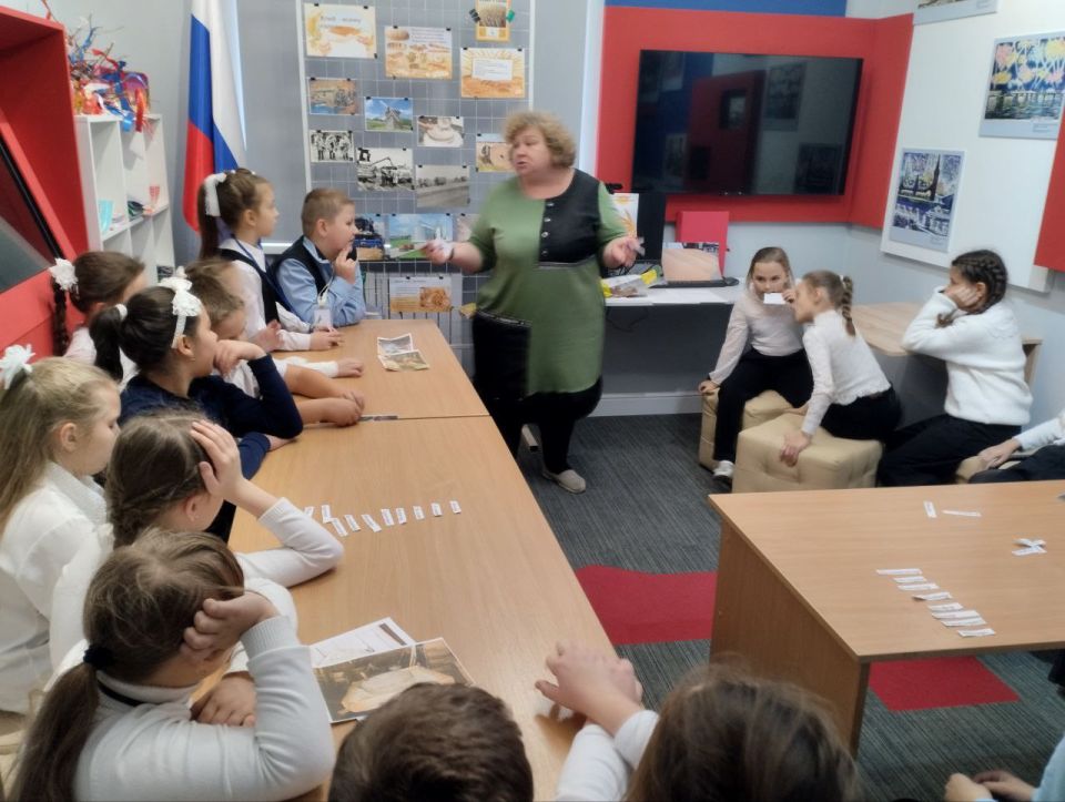 На базе "Детского центра" Антрацитовского исторического музея для учащихся АОШ №1-лицея им. О. Кошевого провели урок, посвященный Всемирному дню хлеба На базе "Детского центра" Антрацитовского исторического музея для учащихся АОШ №1-лицея им. О. Кошевого провели урок, посвященный Всемирному дню хлеба
