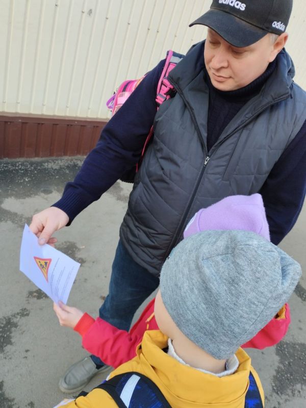Сегодня в Ровеньковской школе №3 кипела работа по повышению дорожной грамотности! Сегодня в Ровеньковской школе №3 кипела работа по повышению дорожной грамотности!
