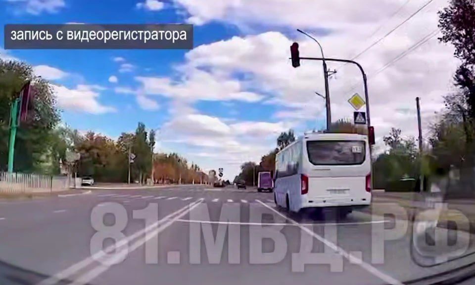 В Луганске наказали водителя автобуса №17, промчавшегося на красный