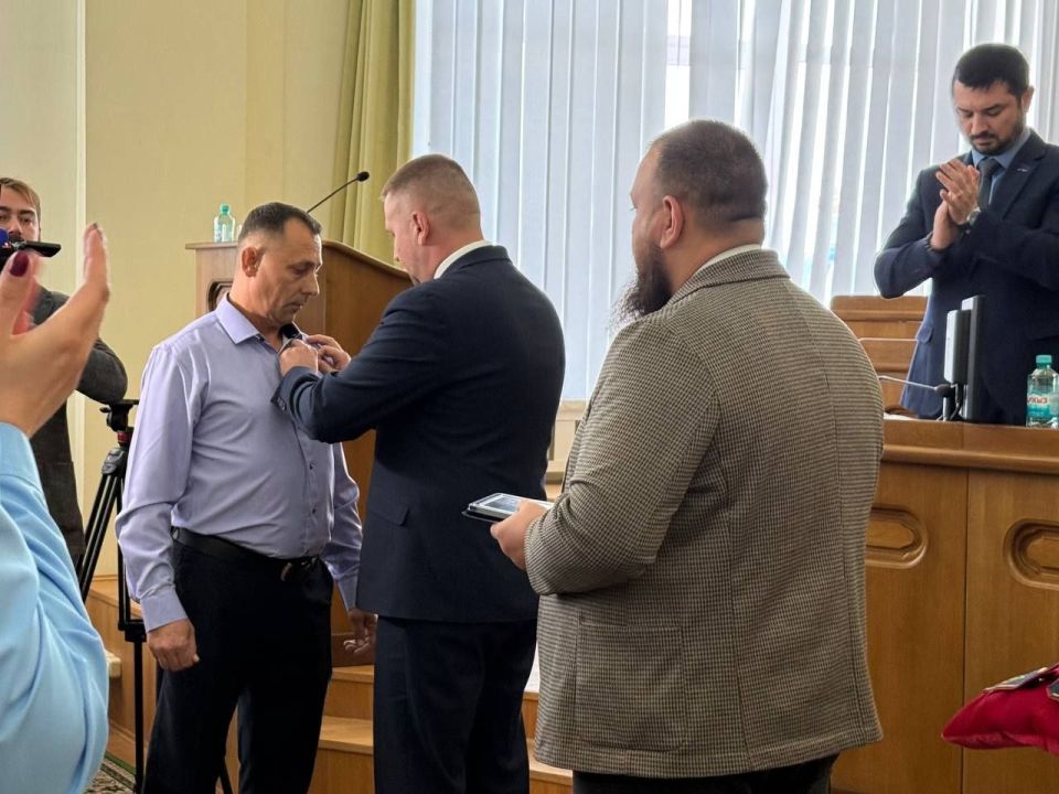 Сегодня на заседании Народного Совета Луганской Народной Республики состоялось торжественное вручение медали общественного признания «Отец солдата»— высокой награды, учреждённой Всероссийским общественным движением «Отцы... Сегодня на заседании Народного Совета Луганской Народной Республики состоялось торжественное вручение медали общественного признания «Отец солдата»— высокой награды, учреждённой Всероссийским общественным движением «Отцы...