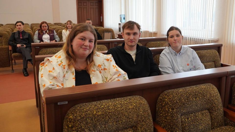Трудимся для вас. В Администрации города Луганска прошло награждение Трудимся для вас. В Администрации города Луганска прошло награждение