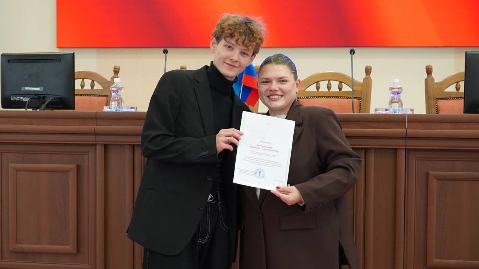 Трудимся для вас. В Администрации города Луганска прошло награждение Трудимся для вас. В Администрации города Луганска прошло награждение