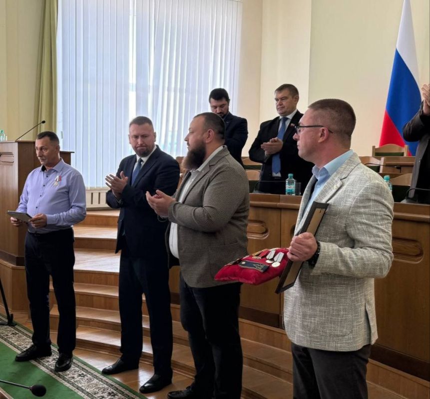Сегодня на заседании Народного Совета Луганской Народной Республики состоялось торжественное вручение медали общественного признания «Отец солдата»— высокой награды, учреждённой Всероссийским общественным движением «Отцы...