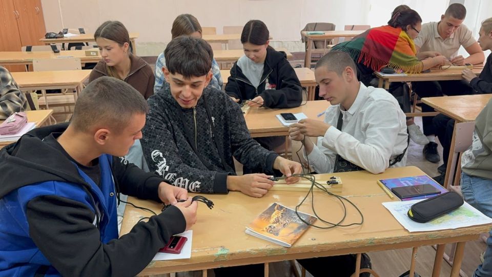 В Луганске прошел мастер-класс для школьников по изготовлению тактических браслетов В Луганске прошел мастер-класс для школьников по изготовлению тактических браслетов