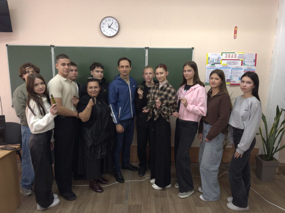 В Луганске прошел мастер-класс для школьников по изготовлению тактических браслетов В Луганске прошел мастер-класс для школьников по изготовлению тактических браслетов