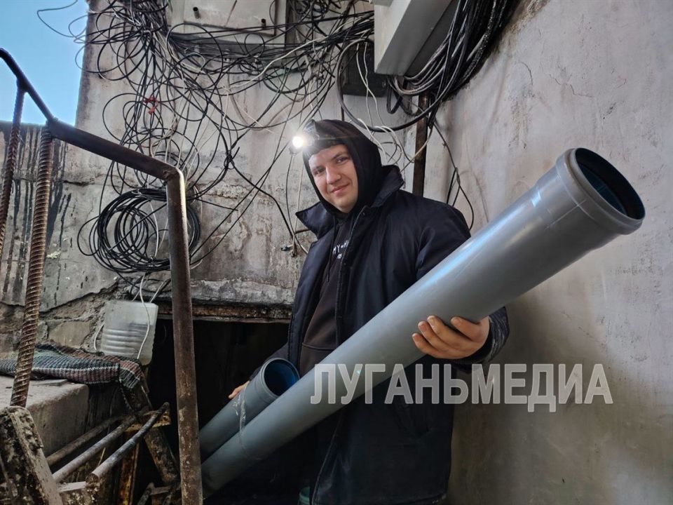 Единая управляющая компания меняет ливневую канализацию в стахановских многоэтажках Единая управляющая компания меняет ливневую канализацию в стахановских многоэтажках