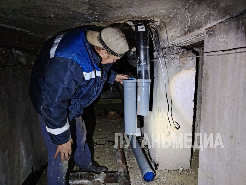 Единая управляющая компания меняет ливневую канализацию в стахановских многоэтажках Единая управляющая компания меняет ливневую канализацию в стахановских многоэтажках