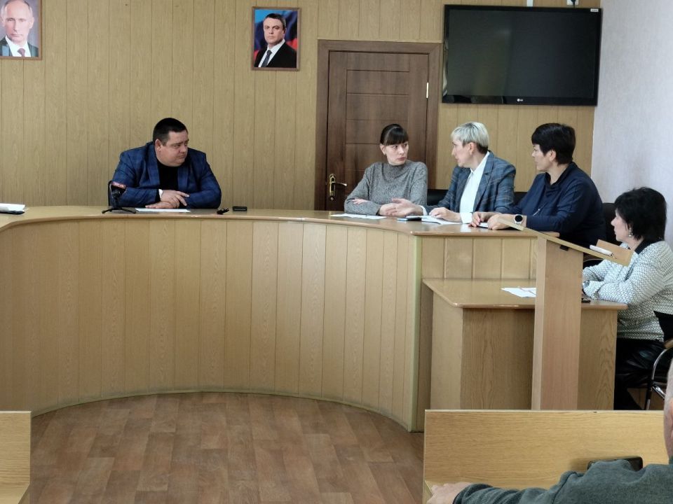 Сегодня в Администрации городского округа состоялось заседание рабочей группы по решению социальных вопросов и вопросов трудоустройства ветеранов боевых действий и членов семей погибших, пропавших без вести военнослужащих... Сегодня в Администрации городского округа состоялось заседание рабочей группы по решению социальных вопросов и вопросов трудоустройства ветеранов боевых действий и членов семей погибших, пропавших без вести военнослужащих...