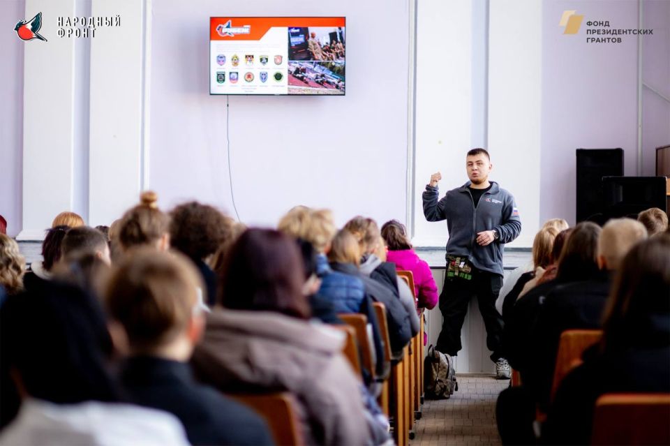Молодёжка Народного фронта ЛНР провела агитационную работу в ГБОУ СПО ЛНР «Луганский государственный колледж экономики и торговли»