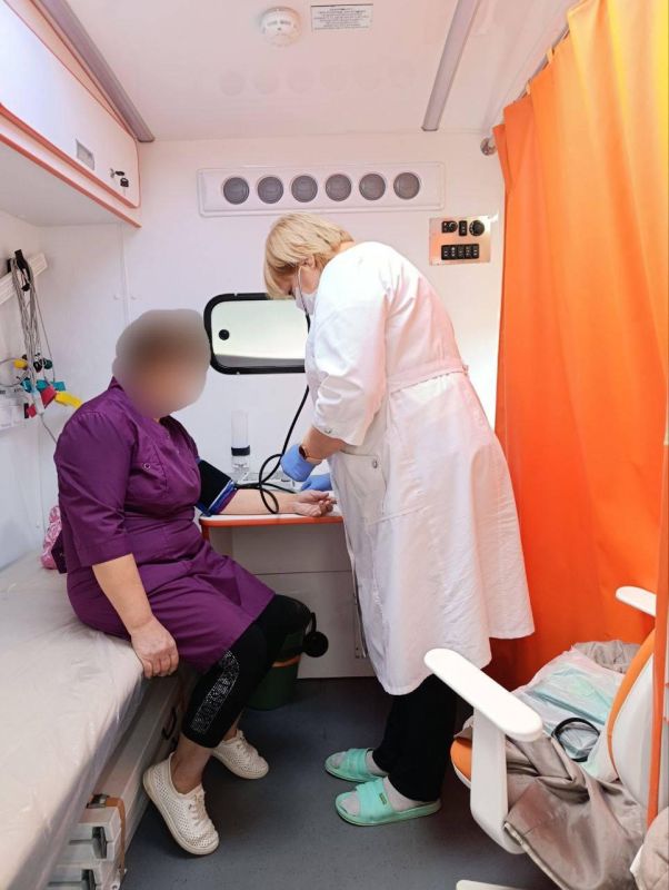 Специалисты Славяносербской ЦРБ провели выездной осмотр жителей пгт.Родаково Специалисты Славяносербской ЦРБ провели выездной осмотр жителей пгт.Родаково