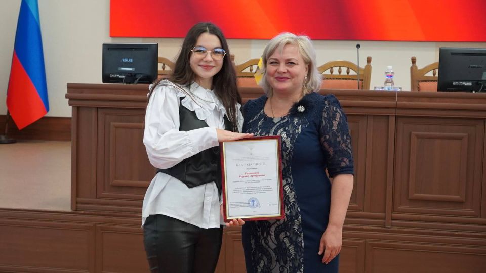 Трудимся для вас. В Администрации города Луганска прошло награждение Трудимся для вас. В Администрации города Луганска прошло награждение
