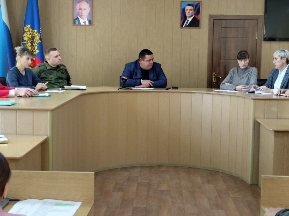 Сегодня в Администрации городского округа состоялось заседание рабочей группы по решению социальных вопросов и вопросов трудоустройства ветеранов боевых действий и членов семей погибших, пропавших без вести военнослужащих... Сегодня в Администрации городского округа состоялось заседание рабочей группы по решению социальных вопросов и вопросов трудоустройства ветеранов боевых действий и членов семей погибших, пропавших без вести военнослужащих...