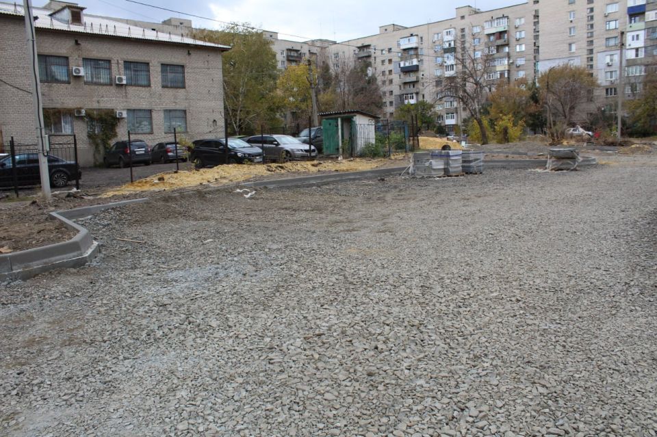 Сергей Козенко: В рамках специального инфраструктурного проекта, реализуемого шефом-регионом — Тюменской областью, в Краснодоне активно ведутся работы по благоустройству территории возле МФЦ, расположенного на улице Артема Сергей Козенко: В рамках специального инфраструктурного проекта, реализуемого шефом-регионом — Тюменской областью, в Краснодоне активно ведутся работы по благоустройству территории возле МФЦ, расположенного на улице Артема
