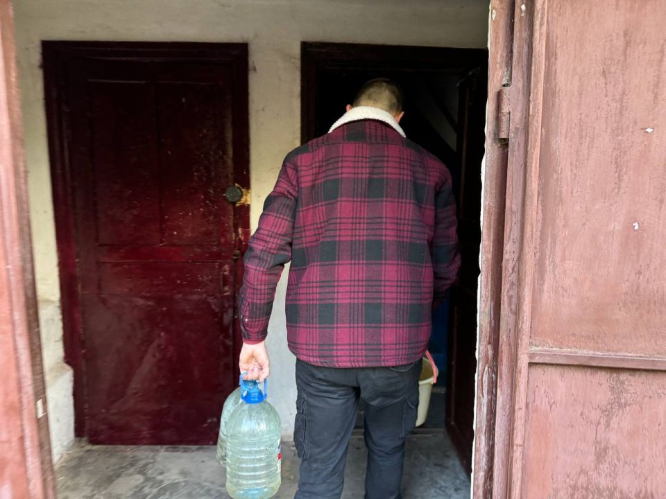 Не можем остаться в стороне! Адресный подвоз воды для нуждающихся в помощи Не можем остаться в стороне! Адресный подвоз воды для нуждающихся в помощи