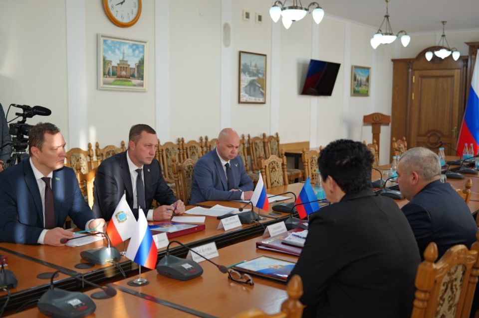 Губернатор Саратовской области Роман Бусаргин прибыл в ЛНР для обсуждения итогов сотрудничества с подшефным Сватовским муниципальным округом и планов на следующий год Губернатор Саратовской области Роман Бусаргин прибыл в ЛНР для обсуждения итогов сотрудничества с подшефным Сватовским муниципальным округом и планов на следующий год
