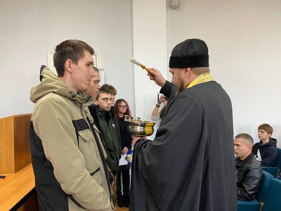 Марина Филиппова: Сегодня, в честь Дня призывника, вместе с военным комиссаром Вячеславом Мадановым, благочинным Новоайдарского округа, протоиереем Евгением Рогозинским, а также сотрудниками комиссариата и представителями... Марина Филиппова: Сегодня, в честь Дня призывника, вместе с военным комиссаром Вячеславом Мадановым, благочинным Новоайдарского округа, протоиереем Евгением Рогозинским, а также сотрудниками комиссариата и представителями...