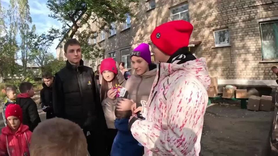 Доброволец из Прикамья посетил Антрацитовскую специальную (коррекционную) школу-интернат в ЛНР