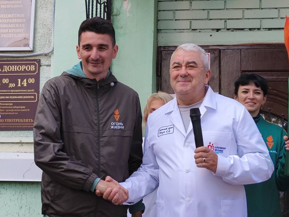 Всероссийская эстафета факела «Огонь Жизни» объединила десятки луганчан в столице ЛНР Всероссийская эстафета факела «Огонь Жизни» объединила десятки луганчан в столице ЛНР