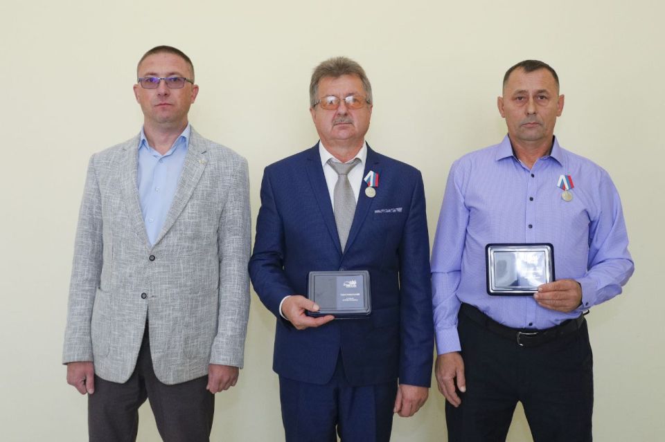 Сегодня на заседании Народного Совета Луганской Народной Республики состоялось торжественное вручение медали общественного признания «Отец солдата»— высокой награды, учреждённой Всероссийским общественным движением «Отцы... Сегодня на заседании Народного Совета Луганской Народной Республики состоялось торжественное вручение медали общественного признания «Отец солдата»— высокой награды, учреждённой Всероссийским общественным движением «Отцы...