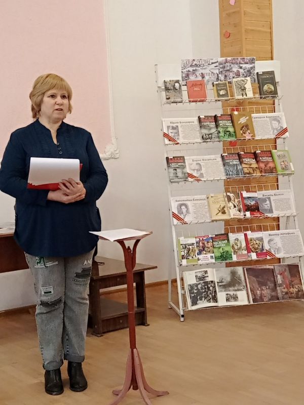 В рамках Года защитника Отечества и 80-летия Великой Победы в литературной гостиной МБУК «Центральная библиотека города Рубежное» состоялась литературная встреча «Писатели, воевавшие и писавшие о войне» В рамках Года защитника Отечества и 80-летия Великой Победы в литературной гостиной МБУК «Центральная библиотека города Рубежное» состоялась литературная встреча «Писатели, воевавшие и писавшие о войне»