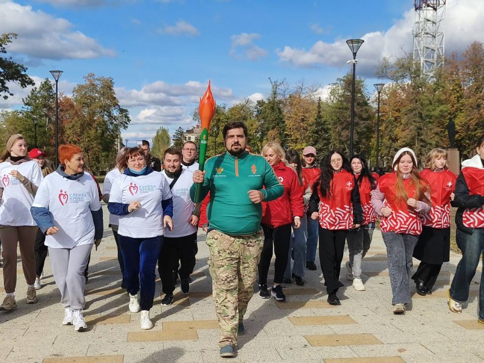 Всероссийская эстафета факела «Огонь Жизни» объединила десятки луганчан в столице ЛНР