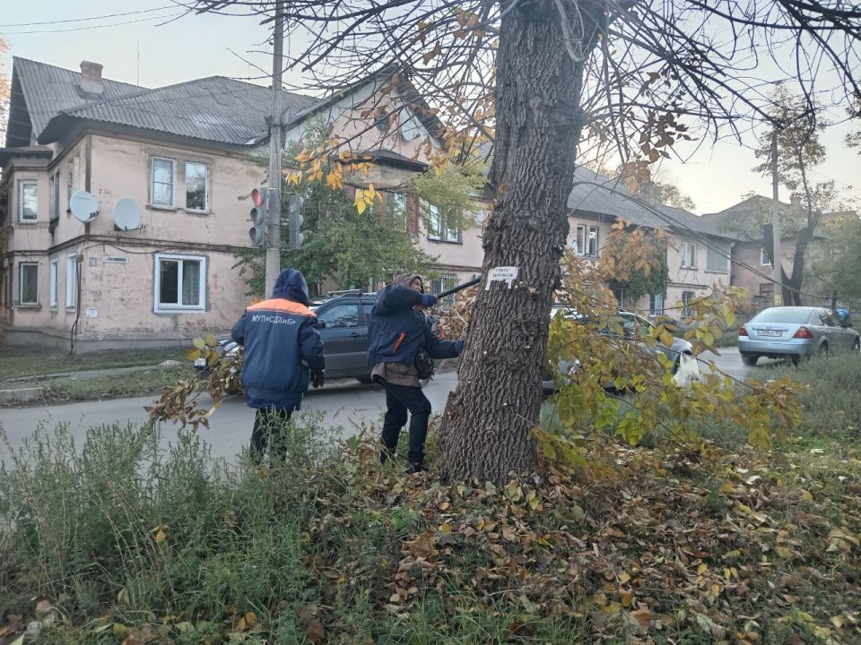 Коммунальные службы проводят работы на территории города Коммунальные службы проводят работы на территории города
