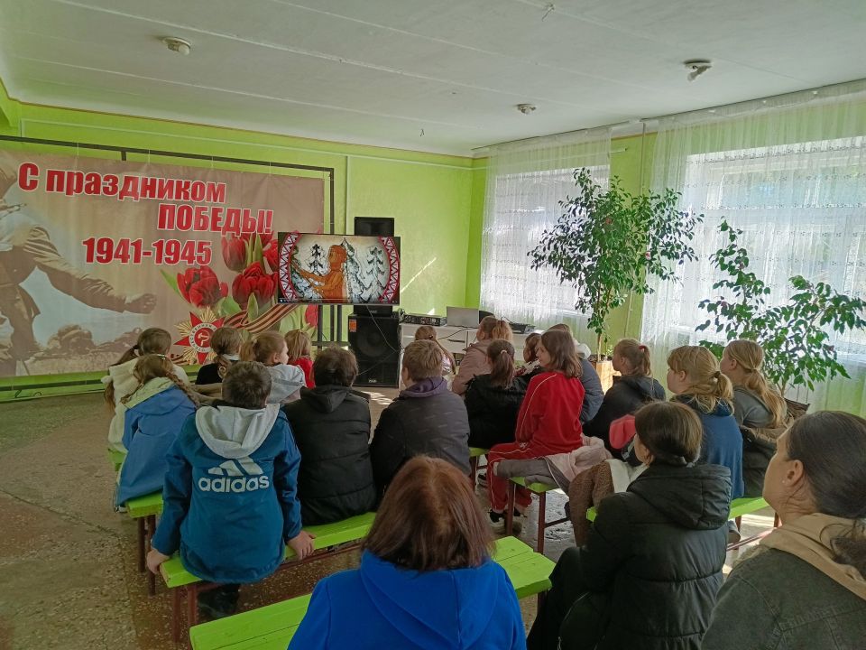 В Доме культуры им Ленина пгт Новодарьевка, для учащихся Новодарьевской школы им. В.Д. Луганского, состоялся показ короткометражных анимационных фильмов в рамках Эха IX Кинофестиваля финно – угорских народов «Туйвеж»