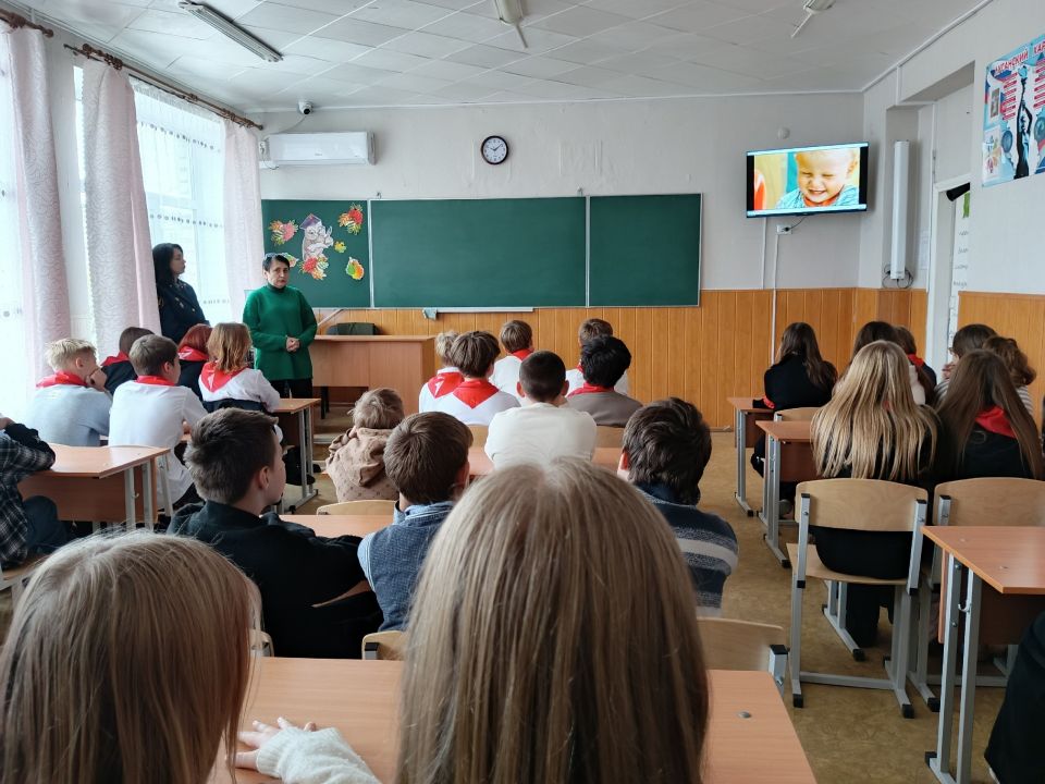 В Ровеньковской школе №3 состоялся важный информационный лекторий для учащихся под названием "Твоя жизнь – твой выбор", направленный на профилактику наркомании среди подростков В Ровеньковской школе №3 состоялся важный информационный лекторий для учащихся под названием "Твоя жизнь – твой выбор", направленный на профилактику наркомании среди подростков