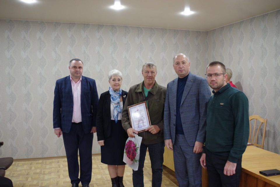 Сергей Крамаренко: В канун профессионального праздника поздравил работников Славяносербского автодора с их профессиональным праздником, Днём работника дорожного хозяйства, выразив искреннюю благодарность всем сотрудникам за... Сергей Крамаренко: В канун профессионального праздника поздравил работников Славяносербского автодора с их профессиональным праздником, Днём работника дорожного хозяйства, выразив искреннюю благодарность всем сотрудникам за...