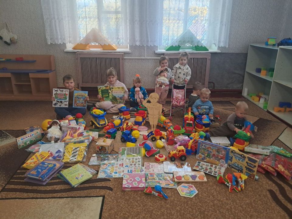 Новые игрушки для детей, посещающих дошкольные учреждения Краснодонского муниципалитета, уже в руках своих владельцев Новые игрушки для детей, посещающих дошкольные учреждения Краснодонского муниципалитета, уже в руках своих владельцев