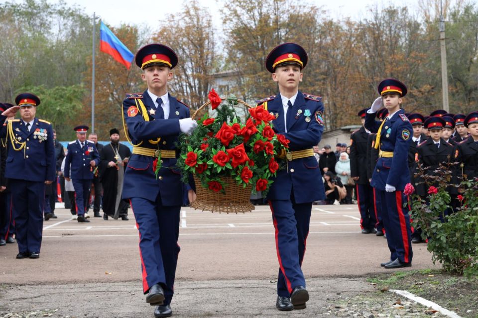 Василий Леонов и Юрий Резанов приняли участие в торжественном мероприятии ко Дню образования Луганского кадетского корпуса Василий Леонов и Юрий Резанов приняли участие в торжественном мероприятии ко Дню образования Луганского кадетского корпуса