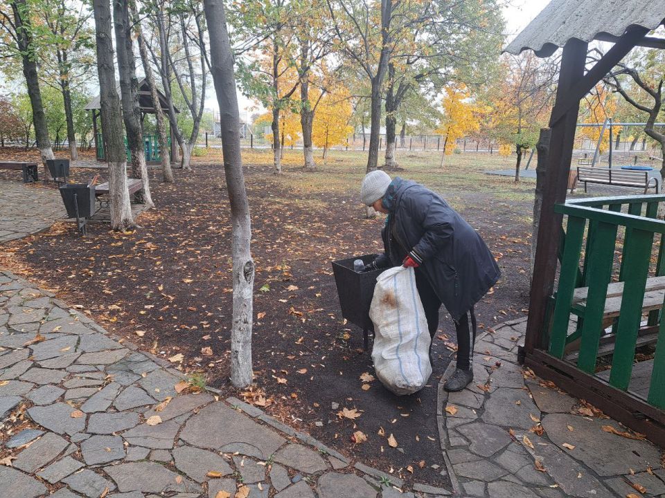 В пгт Ясеновский продолжаются работы по благоустройству территории В пгт Ясеновский продолжаются работы по благоустройству территории
