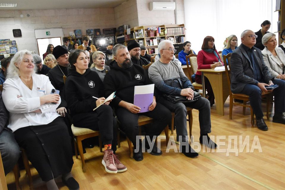 Представители Администрации Главы ЛНР провели встречу с общественниками Представители Администрации Главы ЛНР провели встречу с общественниками