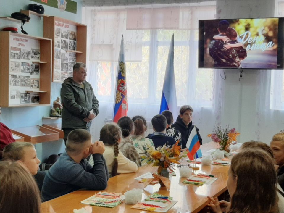 «Папе посвящается…». В преддверии Дня отца в ГБУ ДО ЛНР «Звезда» прошел творческий проект «День отца в России» в рамках Всероссийской акции «Место Памяти: Герои СВО», в котором приняли участие обучающиеся ГБУ ДО ЛНР...