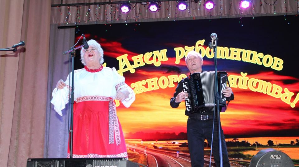 В уютном зале Белокуракинского Дома культуры состоялся торжественный концерт, посвященный Дню работников дорожного хозяйства и работника автомобильного и городского пассажирского транспорта В уютном зале Белокуракинского Дома культуры состоялся торжественный концерт, посвященный Дню работников дорожного хозяйства и работника автомобильного и городского пассажирского транспорта