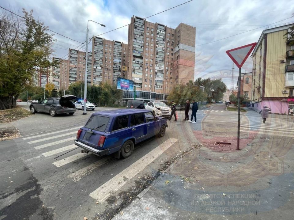Три машины столкнулись на пересечении улиц Шеремета и Шевченко в Луганске