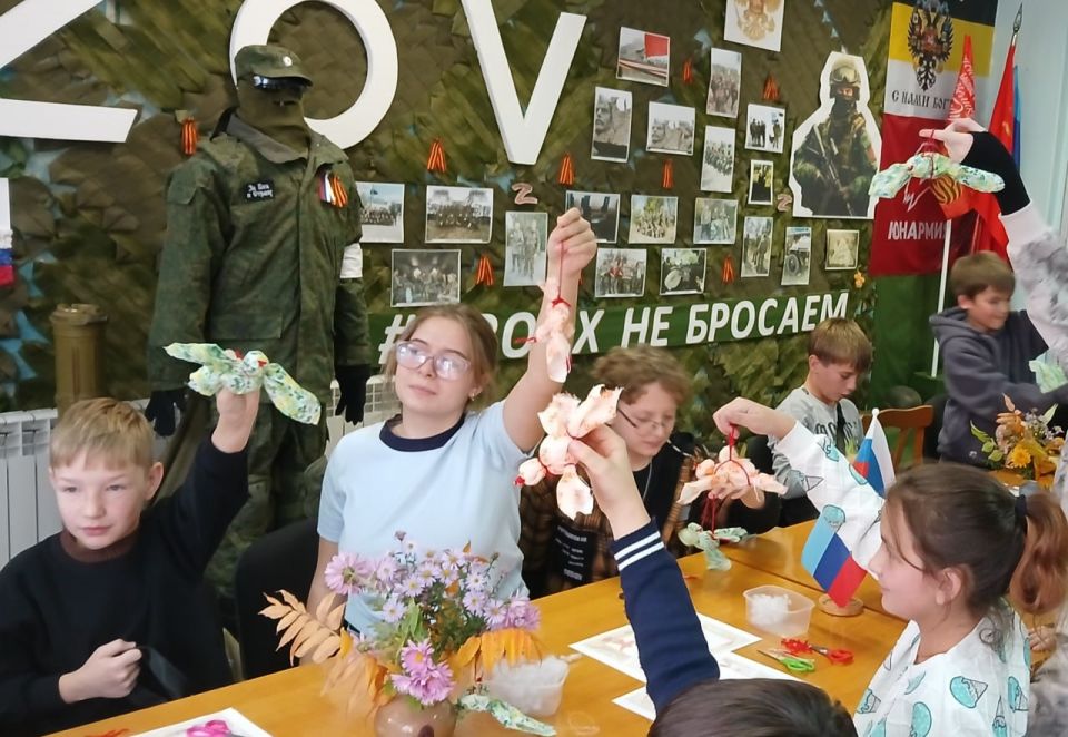 «Папе посвящается…». В преддверии Дня отца в ГБУ ДО ЛНР «Звезда» прошел творческий проект «День отца в России» в рамках Всероссийской акции «Место Памяти: Герои СВО», в котором приняли участие обучающиеся ГБУ ДО ЛНР... «Папе посвящается…». В преддверии Дня отца в ГБУ ДО ЛНР «Звезда» прошел творческий проект «День отца в России» в рамках Всероссийской акции «Место Памяти: Герои СВО», в котором приняли участие обучающиеся ГБУ ДО ЛНР...