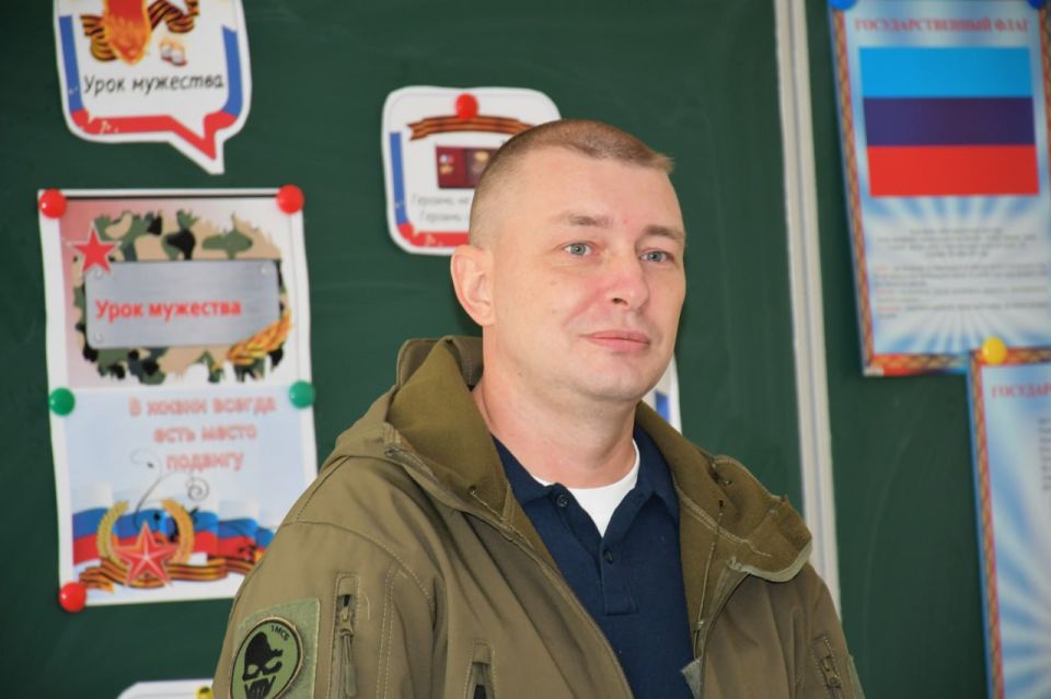 Евгений Шаталин: Провел урок мужества для учеников девятых и одиннадцатых классов школ №2 и №3 города Рубежное