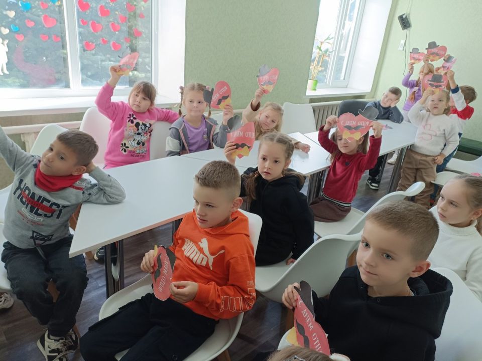 В Лутугинской детской библиотеке прошел тематический день «Папам посвящается» В Лутугинской детской библиотеке прошел тематический день «Папам посвящается»