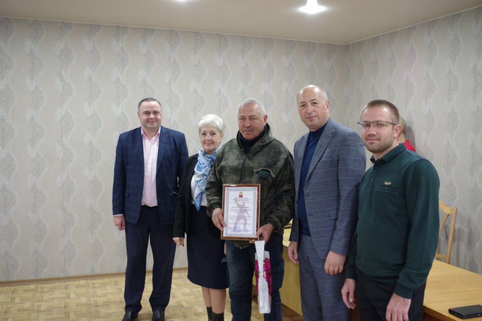 Сергей Крамаренко: В канун профессионального праздника поздравил работников Славяносербского автодора с их профессиональным праздником, Днём работника дорожного хозяйства, выразив искреннюю благодарность всем сотрудникам за... Сергей Крамаренко: В канун профессионального праздника поздравил работников Славяносербского автодора с их профессиональным праздником, Днём работника дорожного хозяйства, выразив искреннюю благодарность всем сотрудникам за...