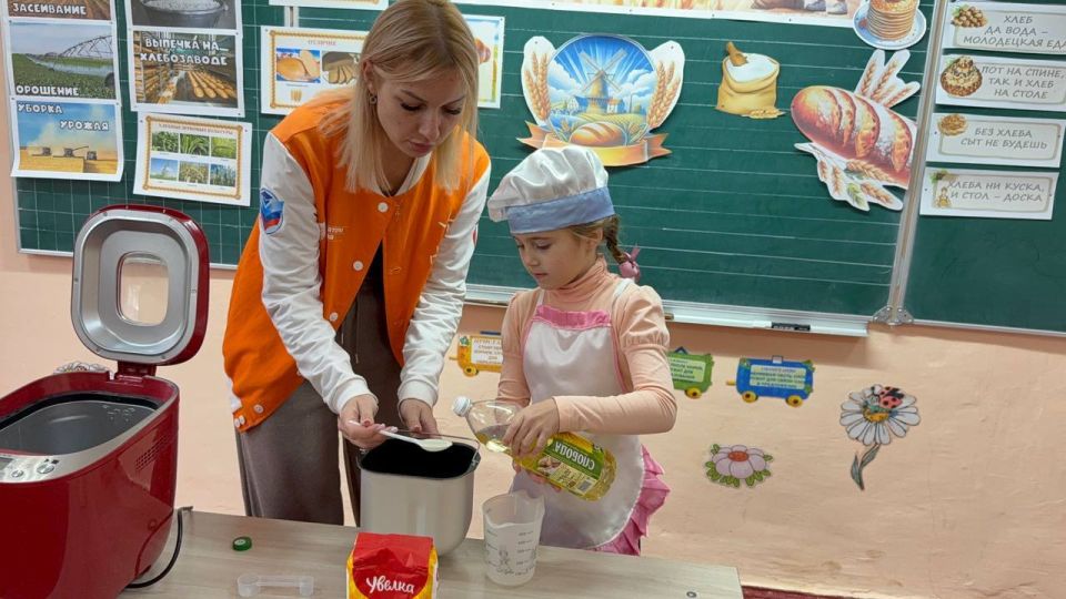 В стенах Брянковской средней школы №19 царила особая атмосфера – атмосфера тепла, уюта и, конечно же, неповторимого аромата свежеиспеченного хлеба В стенах Брянковской средней школы №19 царила особая атмосфера – атмосфера тепла, уюта и, конечно же, неповторимого аромата свежеиспеченного хлеба