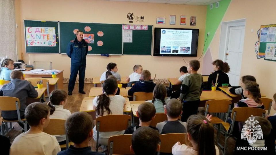 Чтоб не ссориться с огнем, нужно больше знать о нем! Встречи сотрудников МЧС России с воспитанниками детских садов и учениками школ Троицкого района давно стали доброй традицией Чтоб не ссориться с огнем, нужно больше знать о нем! Встречи сотрудников МЧС России с воспитанниками детских садов и учениками школ Троицкого района давно стали доброй традицией