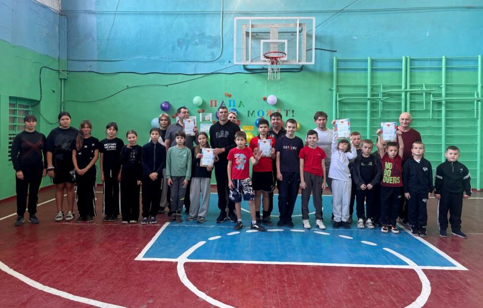 Сегодня в Ровеньковской школе №12 царила атмосфера настоящего спортивного праздника! В честь Дня отца прошли захватывающие эстафеты, в которых приняли участие отцы и дедушки вместе со своими детьми и внуками! Сегодня в Ровеньковской школе №12 царила атмосфера настоящего спортивного праздника! В честь Дня отца прошли захватывающие эстафеты, в которых приняли участие отцы и дедушки вместе со своими детьми и внуками!