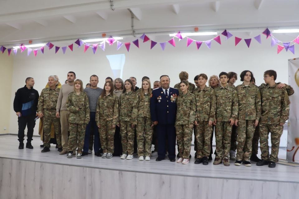 Сегодня в торжественной обстановке обучающимся 10 класса школы № 17 присвоено почетное звание «кадет» Сегодня в торжественной обстановке обучающимся 10 класса школы № 17 присвоено почетное звание «кадет»